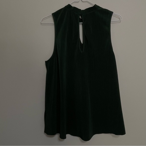 BB Dakota Forest Green Top Size Medium ~ Perfect for date night or Business Wear - Picture 11 of 11